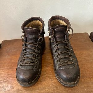 Frye hiking boots. Great vintage look. 9d.